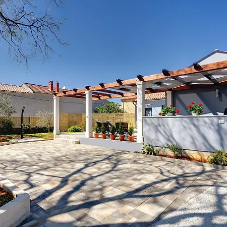 Feriehus Mit Privatem Pool, Wlan, Klima, Sonnenterrasse Und Grill *