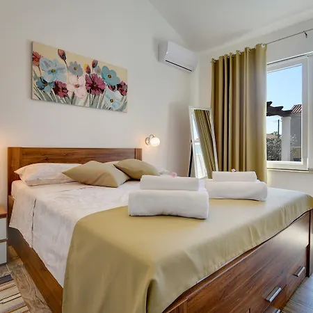 Feriehus Mit Privatem Pool, Wlan, Klima, Sonnenterrasse Und Grill *